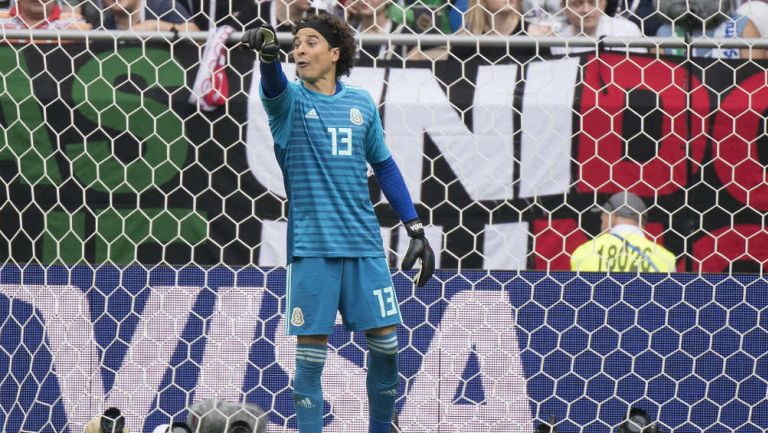 Ochoa da indicaciones a los defensas en partido de la Copa del Mundo 