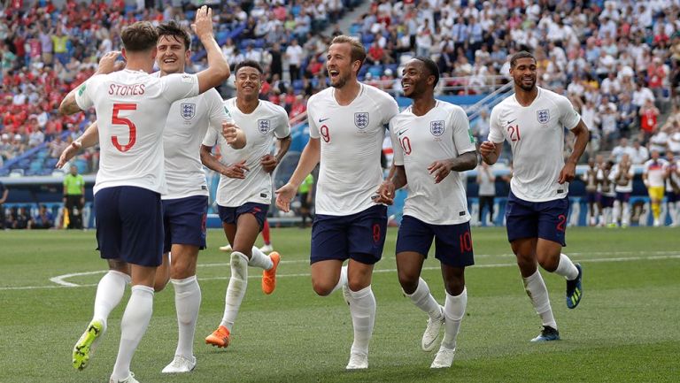 Jugadores ingleses festejan un gol de Stones ante Panamá