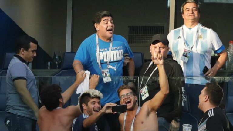 Maradona, en su palco disfrutando del Nigeria vs Argentina