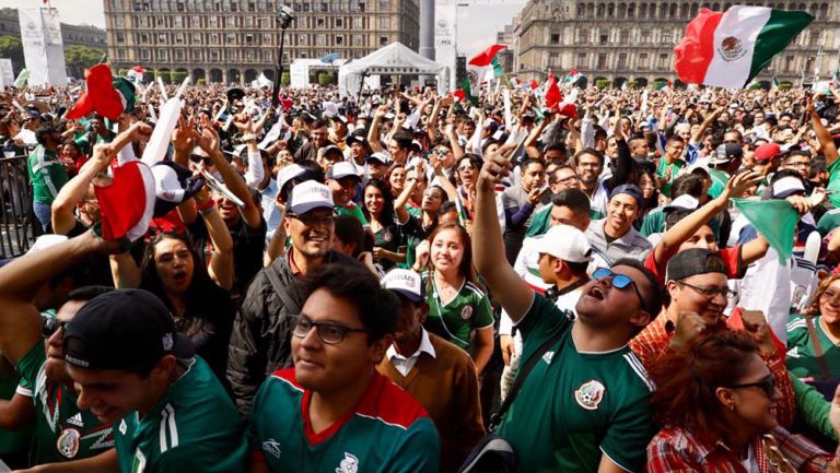 Aficionados mexicanos observan juego del Tri en el Zócalo 