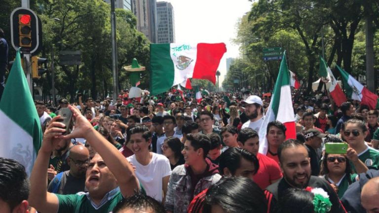 Mexicanos festejan en el Ángel de la Independencia