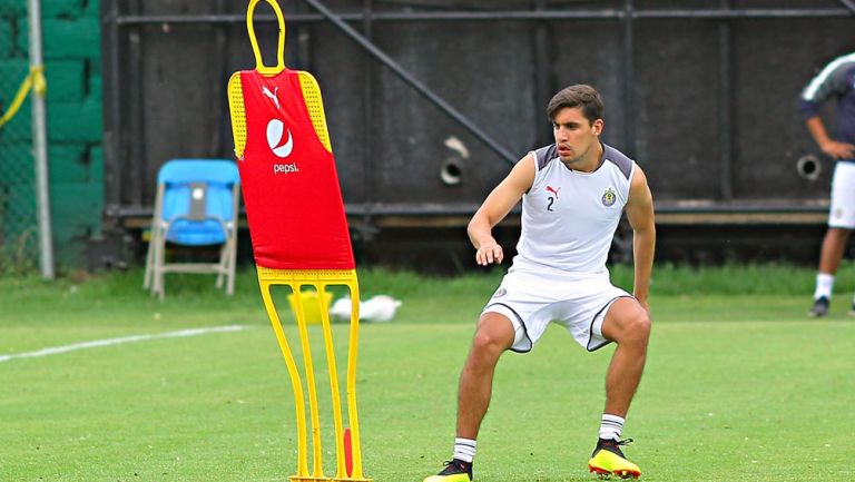 Josecarlos Van Rankin en un entrenamiento de Chivas