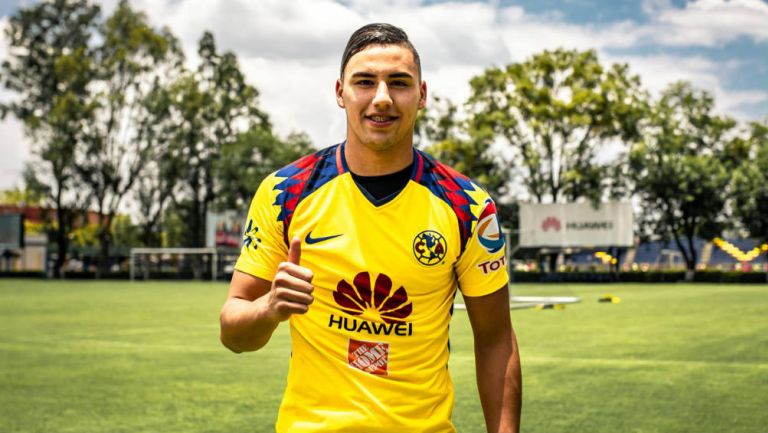 Jorge Sánchez utiliza la playera de su nuevo equipo para el Apertura 2018 