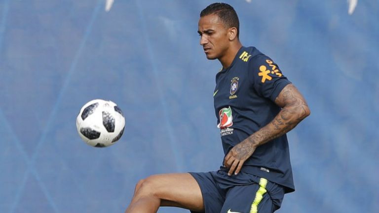 Danilo durante entrenamiento con Brasil