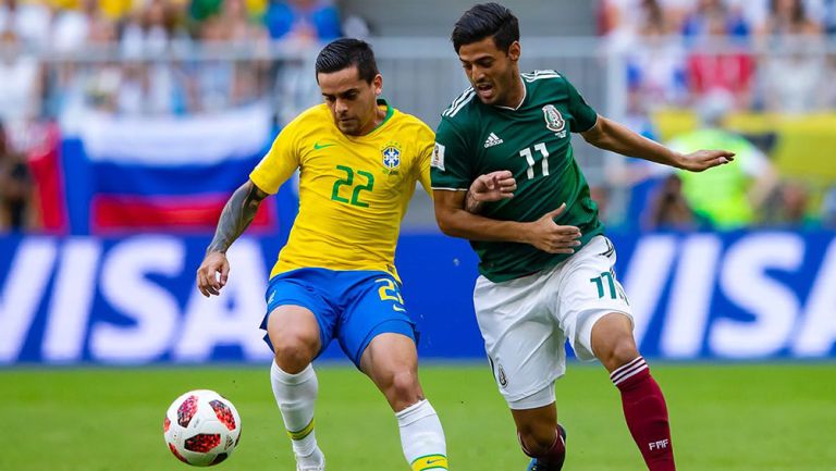 Carlos Vela en acción durante un partido contra Brasil