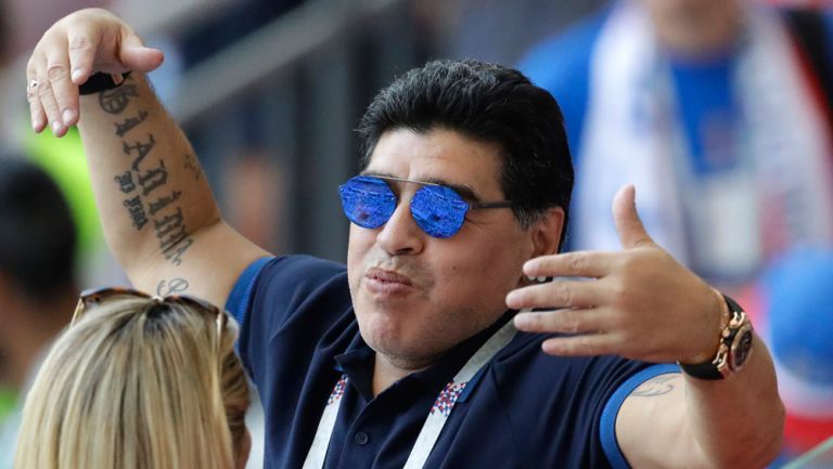 Maradona pide apoyo de la afición en un juego de Argentina