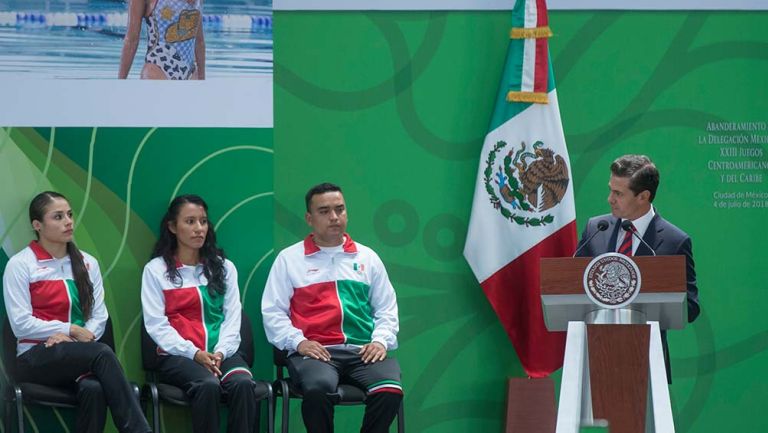 Enrique Peña Nieto durante el abanderamiento de la delegación mexicana