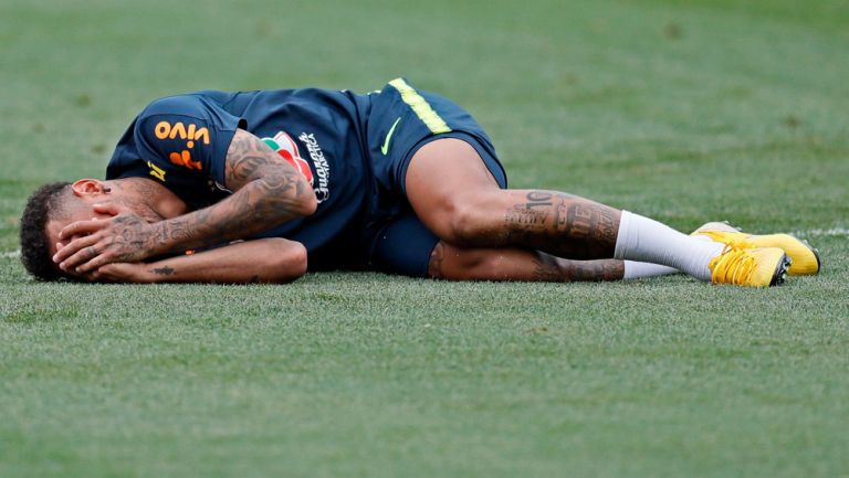 Neymar se lamenta en el suelo durante un entrenamiento