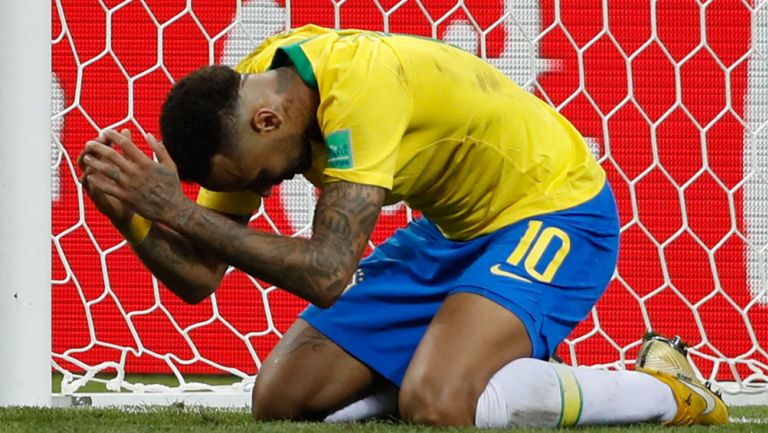 Neymar se lamenta en el juego frente a Bélgica