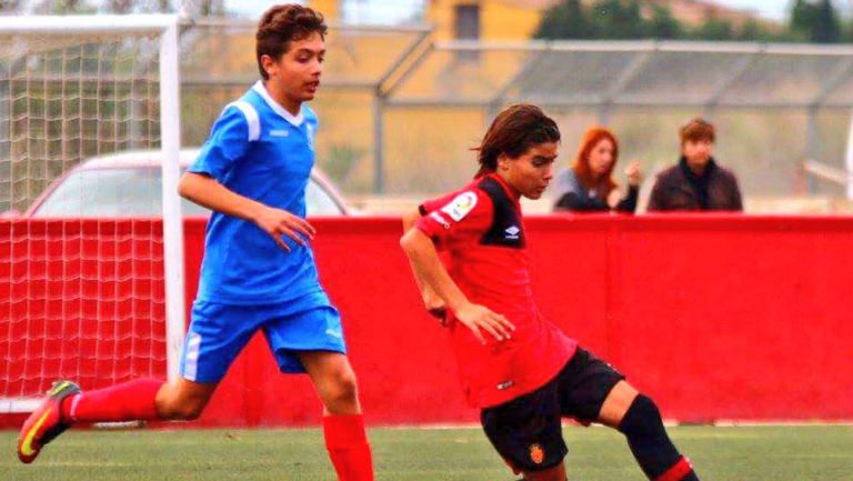Romero disputa un juego con las categorías inferiores del Mallorca