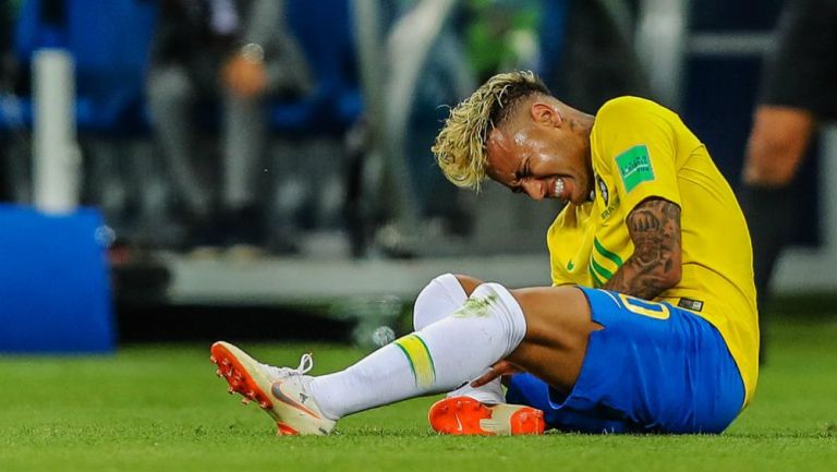 Neymar se queda en el césped tras una falta