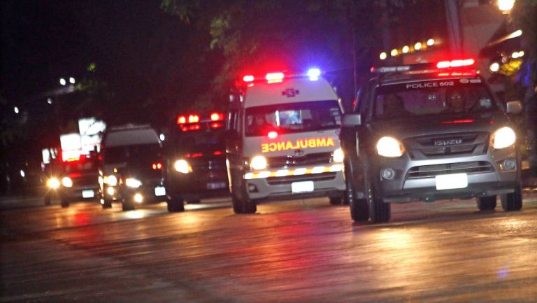 Varias ambulancias llegaron hasta el complejo de cuevas donde los adolescentes están siendo rescatados.