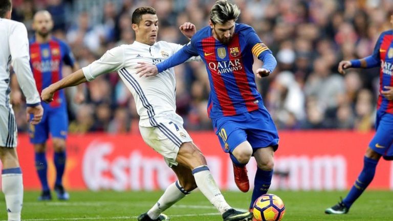 CR7 y Messi pelean el balón en un Clásico de España 