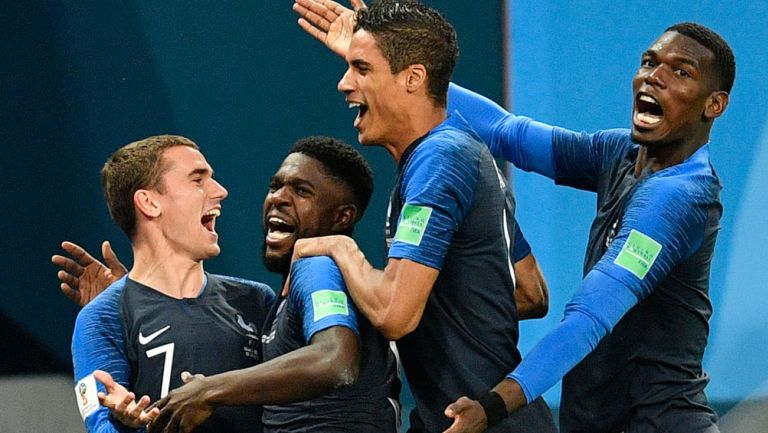 Jugadores de Francia celebran tras la victoria frente a Bélgica