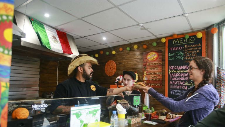 Gente acude a restautante mexicano en Rusia para comer tacos 