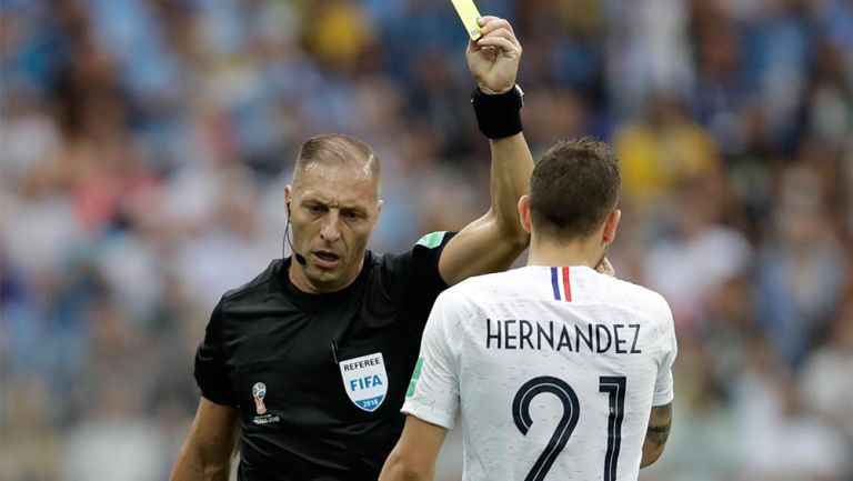 Néstor Pitana muestra la tarjeta amarilla a Hernández de Francia