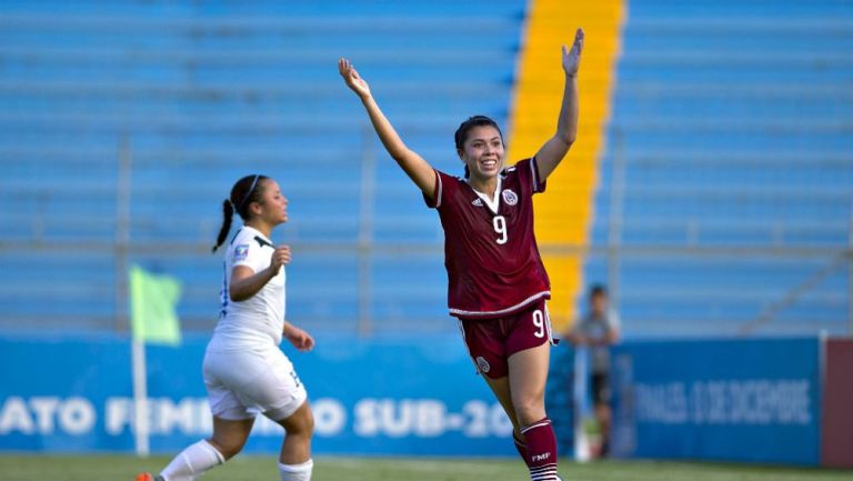 Kiana Palacios celebra gol con México