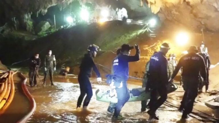 Elementos de rescate maniobran en la cueva de Tailandia