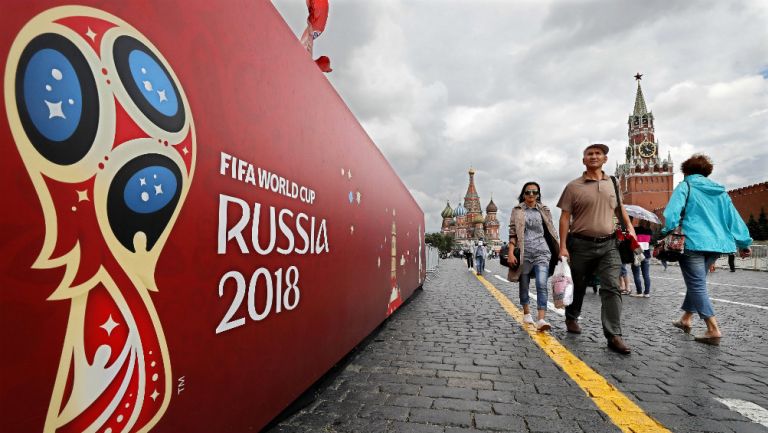 Aficionados pasean por la Plaza Roja en Moscú, Rusia