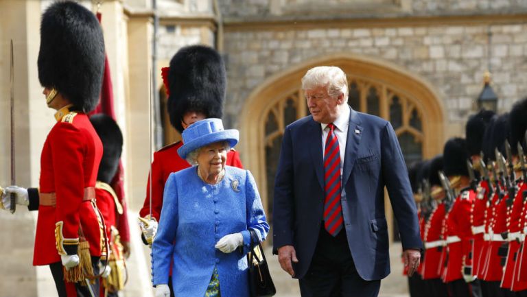 Trump camina junto a la reina Isabel ll