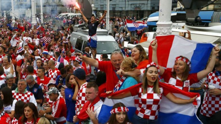 Fan croatas apoyan a su selección en Zagreb