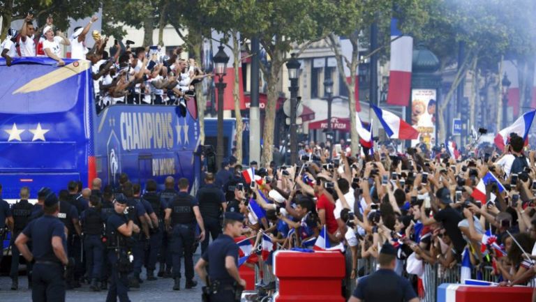 Jugadores de Francia recorren las calles de París