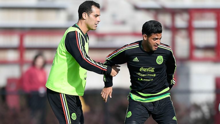 Márquez y Vela pelean un balón en un entrenamiento