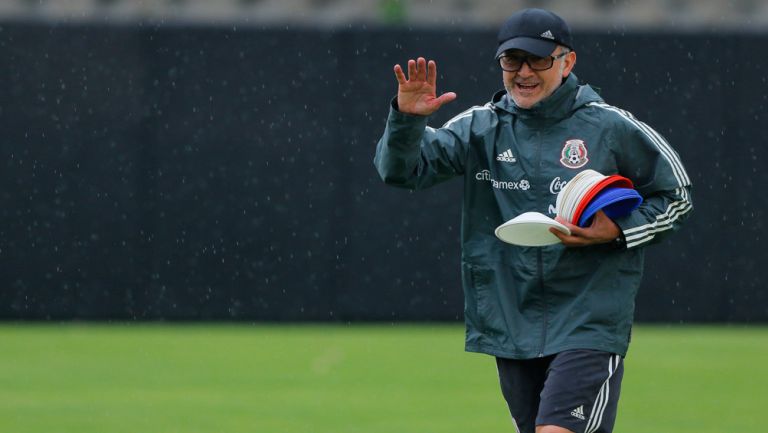 Osorio manda un saludo durante la práctica de la Selección Mexicana 