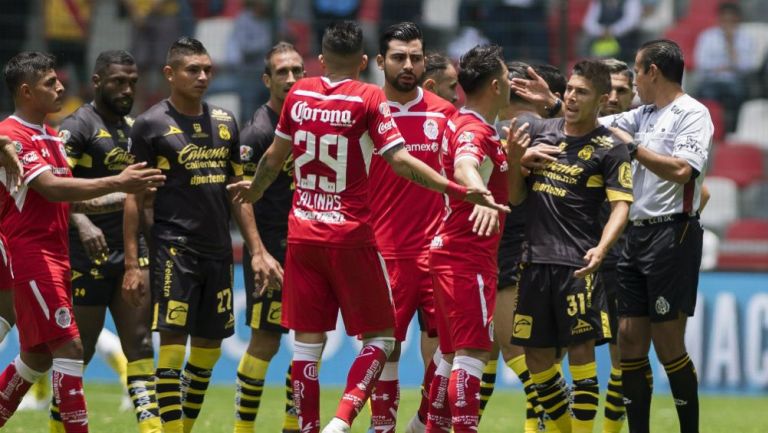 Jugadores de Morelia reclaman al árbitro tras segundo gol de Toluca