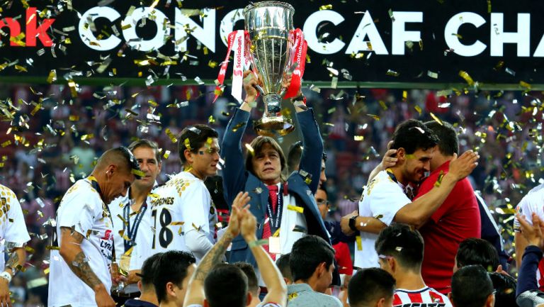 Matías Almeyda levanta el título de la Liga de Campeones de la Concacaf 