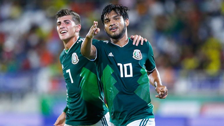 Jugadores del Tri celebran un gol contra El Salvador