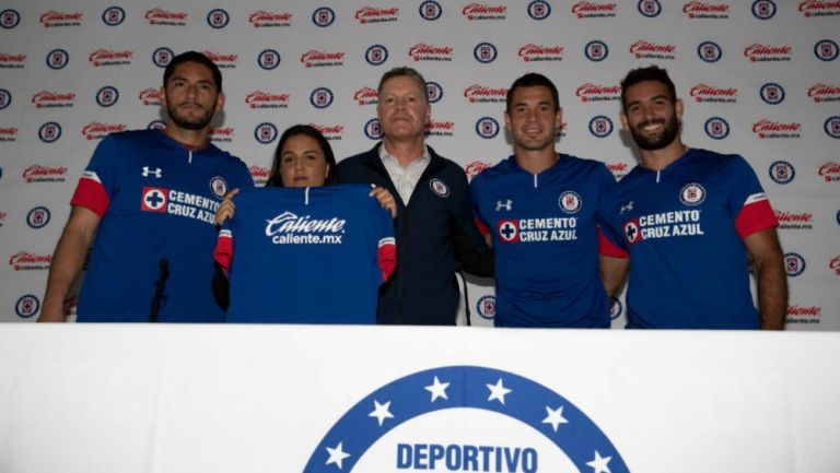 Peláez y jugadores de Cruz Azul posan con nuevo jersey