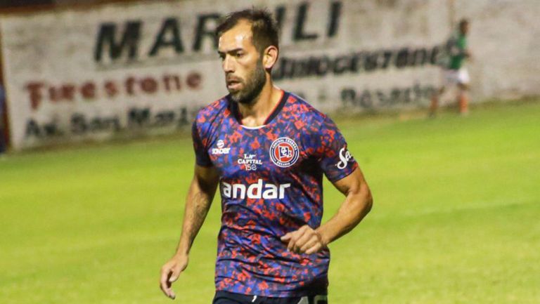 César Delgado, en un juego con Central Córdoba