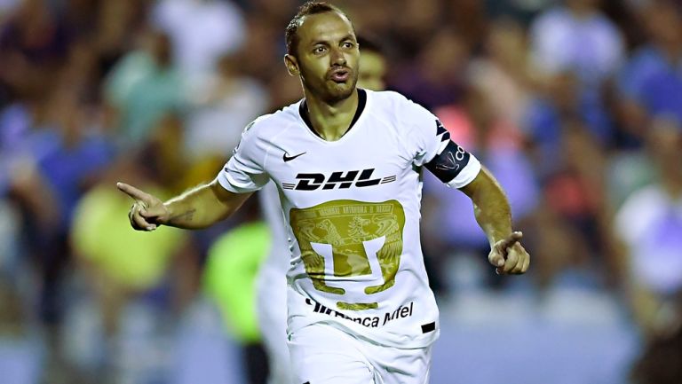 Marcelo Díaz celebra un gol con Pumas