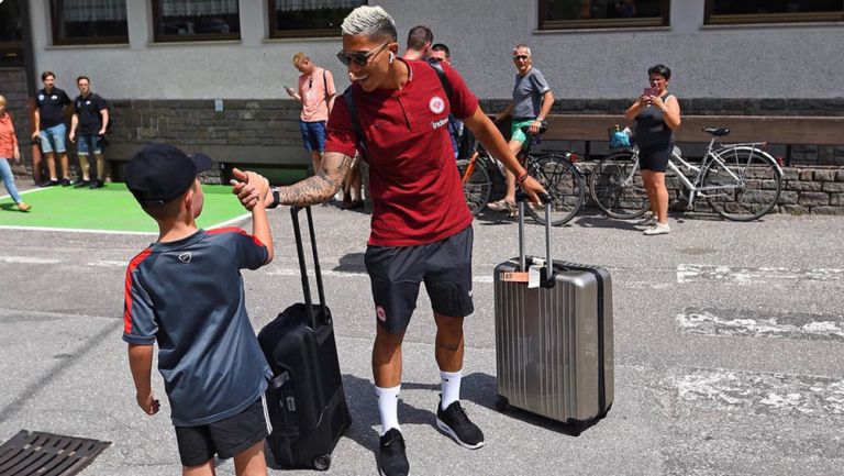 Carlos Salcedo saluda a un aficionado del Eintracht 