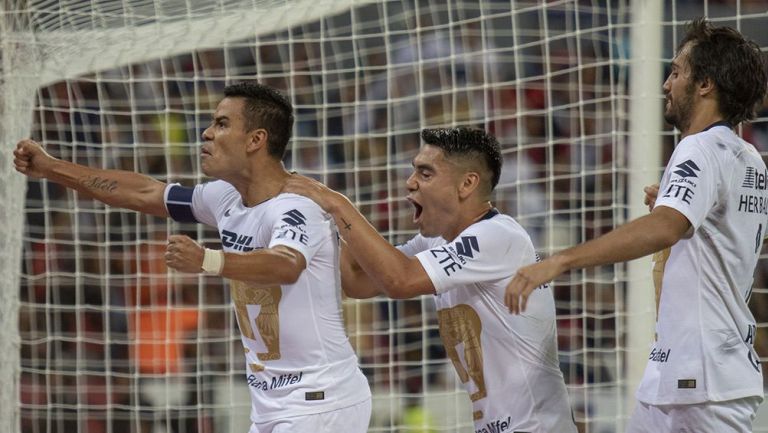 Pablo Barrera festeja su gol contra Atlas