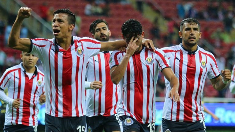 Jugadores de Chivas celebran un gol en Copa MX