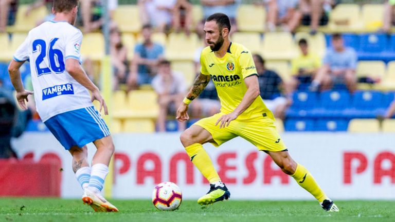 Miguel Layún conduce el balón en juego del Villarreal 
