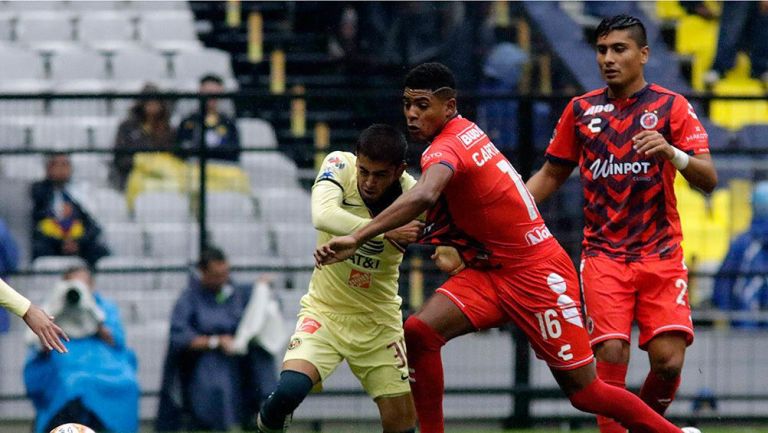 Fernando González y Wilder Cartagena disputan el balón en duelo de Copa