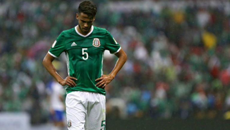 Diego Reyes se lamenta en partido de la Selección Mexicana