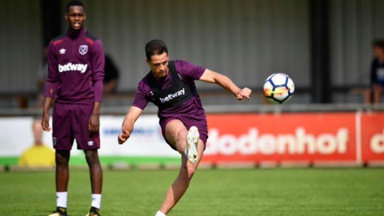 Chicharito dispara al arco en entrenamiento con West Ham United 