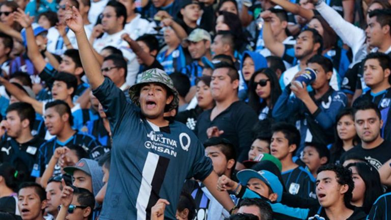 Aficionados del Club Querétaro apoyando a su equipo