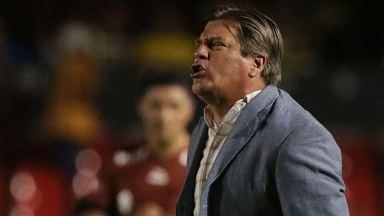 Miguel Herrera reclamando al silbante en duelo de Copa MX