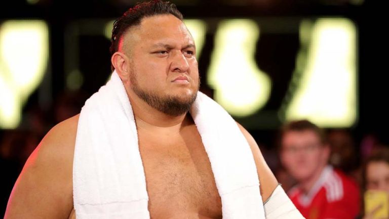 Samoa Joe hace su entrada al ring