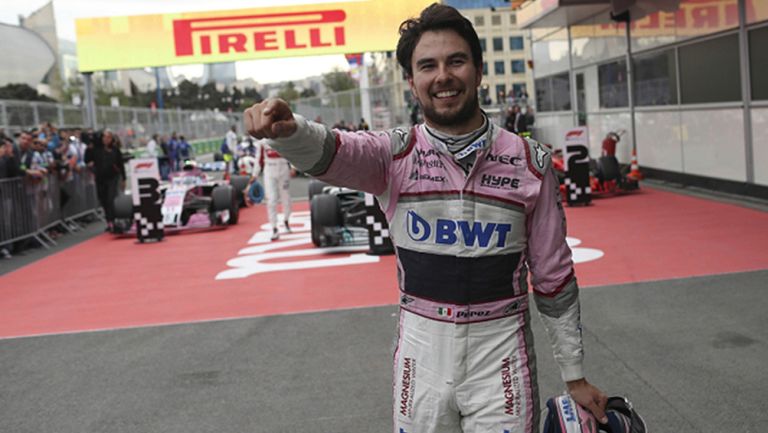 Checo Pérez celebra tercer lugar en Baku
