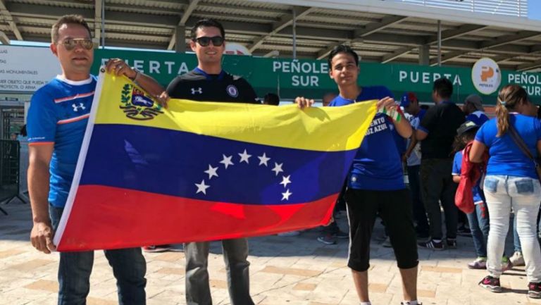 Venezolanos acuden al Estadio Corona para apoyar al Cruz Azul