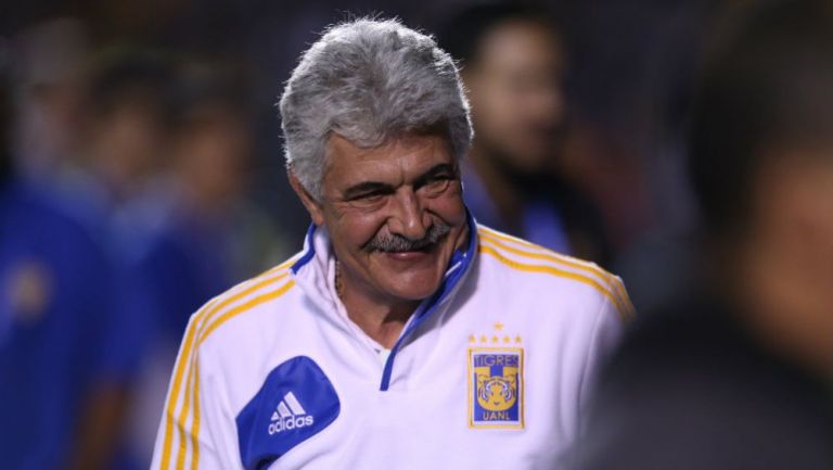 Tuca Ferretti sonríe después de un partido de Tigres