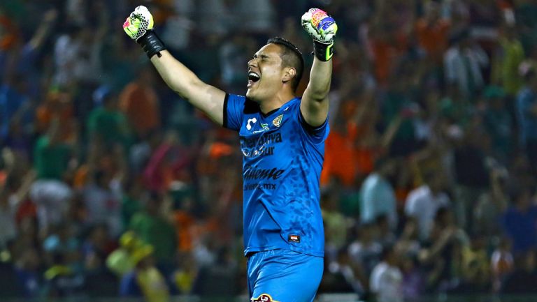Moisés Muñoz celebra un gol con Jaguares