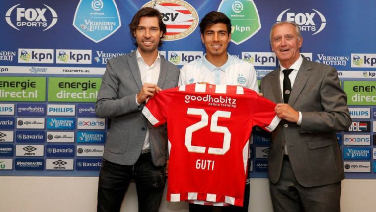 Erick Gutiérrez sostiene el jersey '25' del PSV