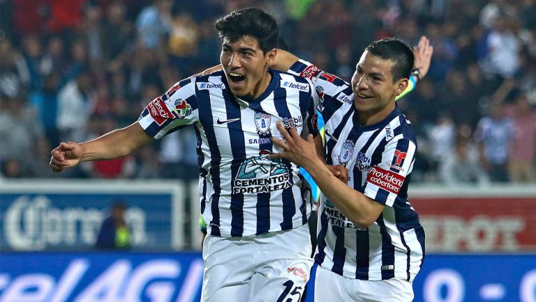 Lozano y Gutiérrez celebran un gol con Pachuca
